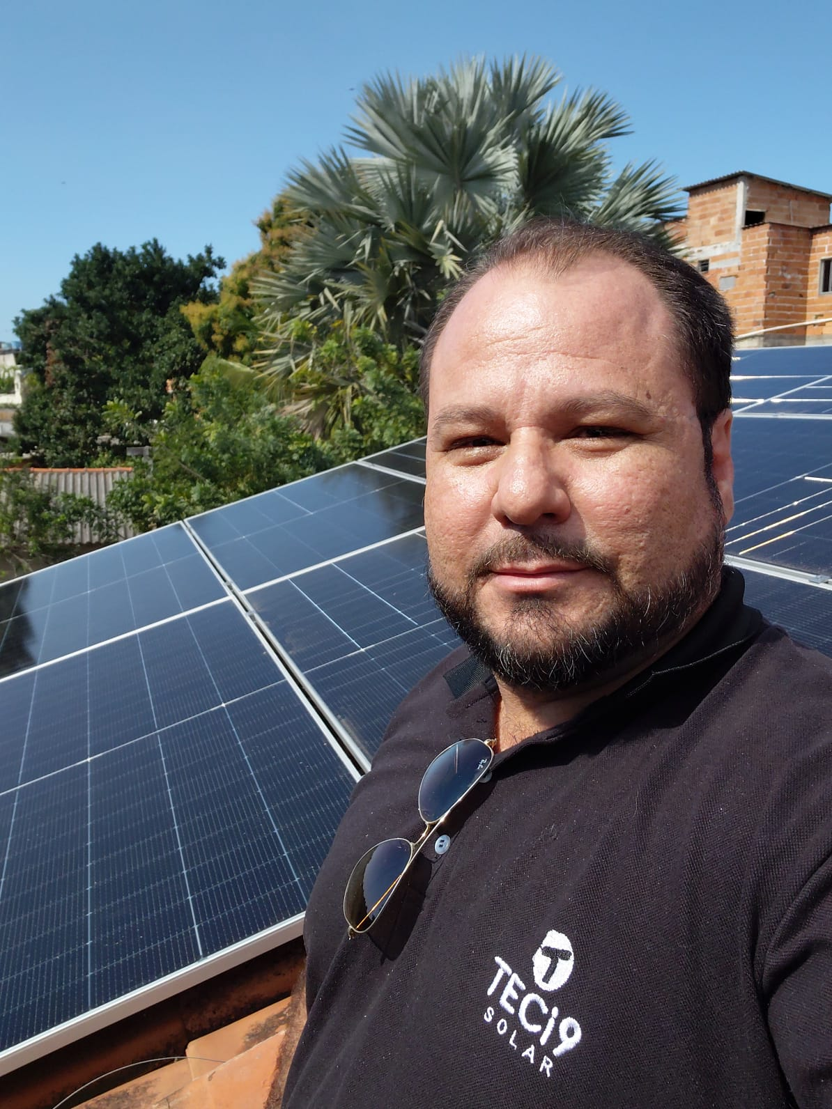 Equipe TECi9 Solar em instalação fotovoltaica